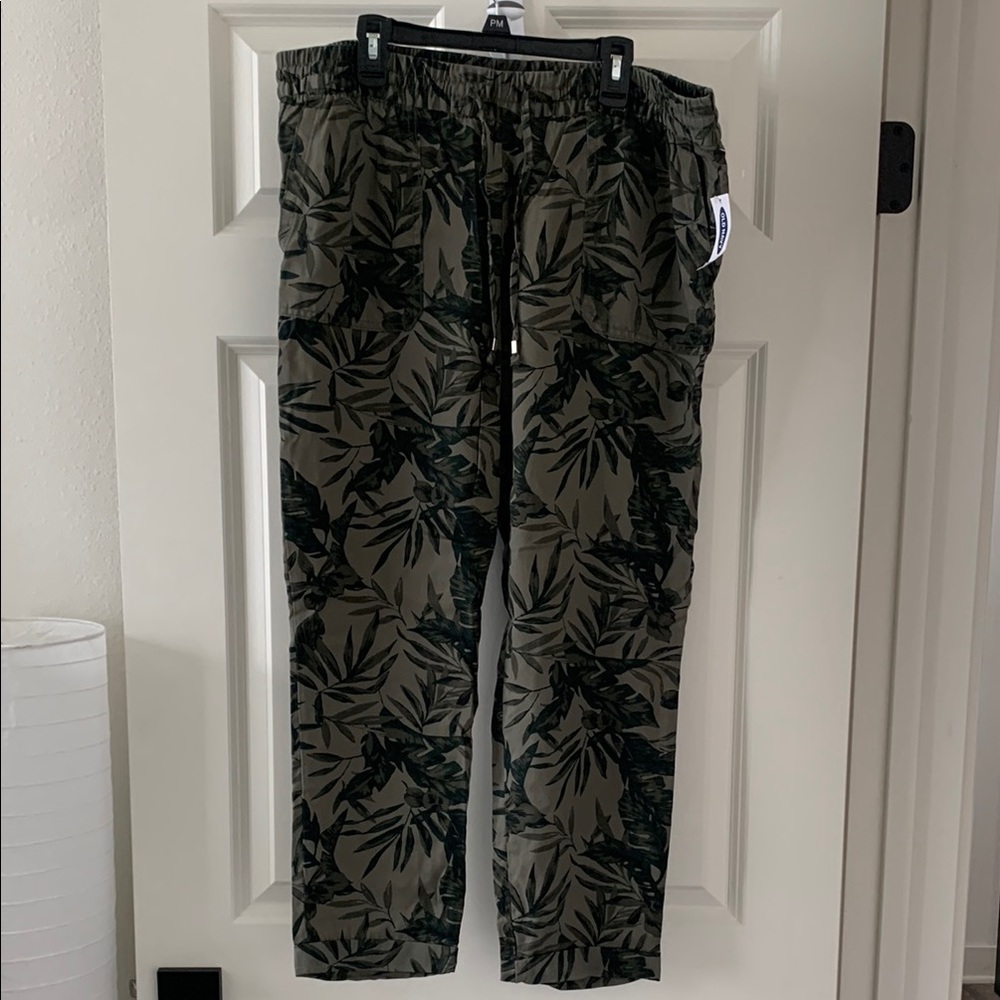 Old Navy Green Cargo Pants with Relaxed Fit